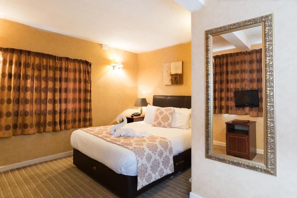 The George Hotel Stansted Airport Bishop's Stortford Bagian luar foto